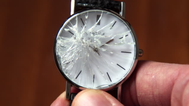 Сломанные наручные часы. Разбитые наручные часы. Сломанные часы. Сломанные часы ручные. Треснутые наручные часы.