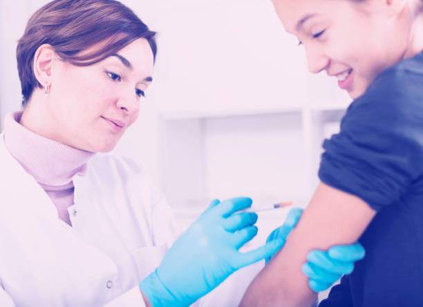 istock Doctor makes injection girl 648907078