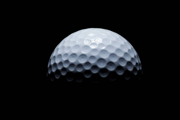 golfball auf schwarzem hintergrund - dimple stock-fotos und bilder