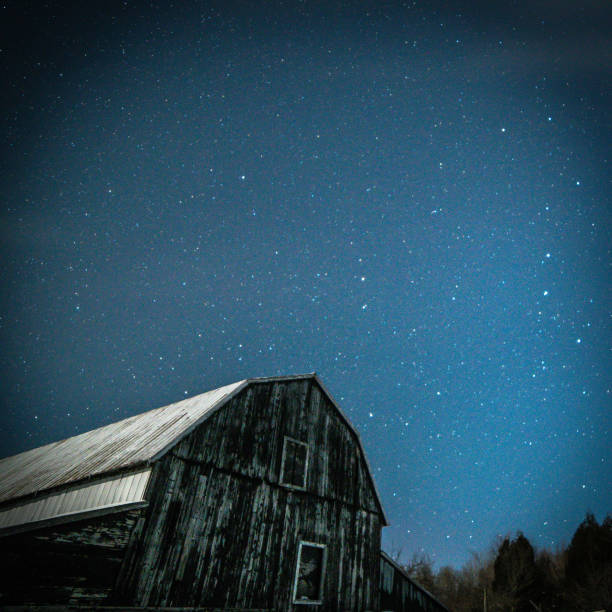 istock Old barn with Big Dipper and Pole star in winter 648931092