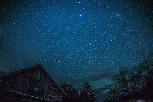 istock Log Cabin barn at night with stars and milky way 648935838