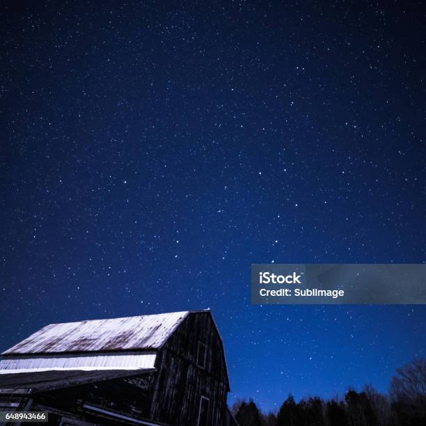 Photo libre de droit de Granges Rurales Pendant La Nuit Avec Des Étoiles En Hiver banque d'images et plus d'images libres de droit de La Charrue