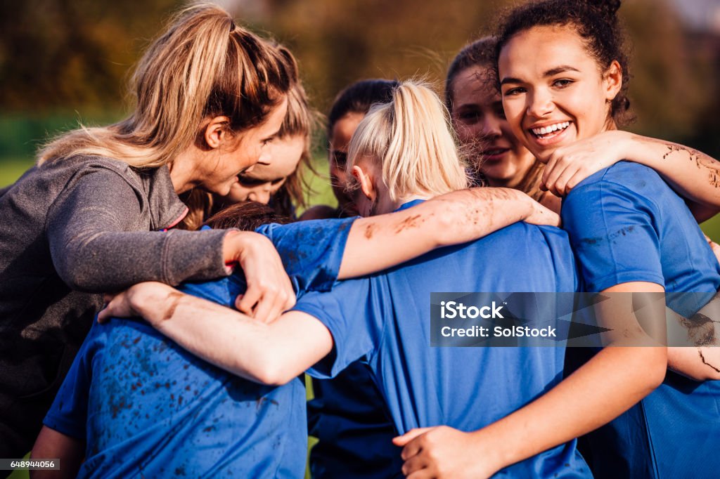 Joueurs de Rugby féminin ensemble dans un Huddle - Photo de Équipe sportive libre de droits