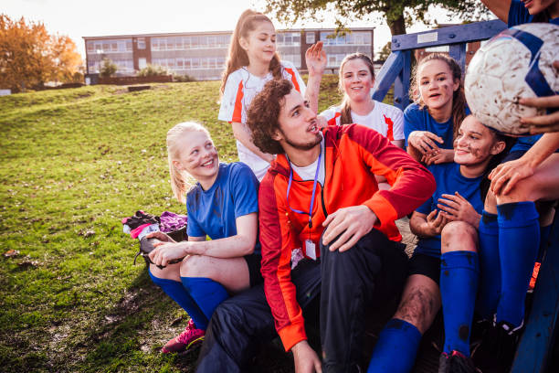 após revisão de treinamento - soccer teenager sport adolescence - fotografias e filmes do acervo