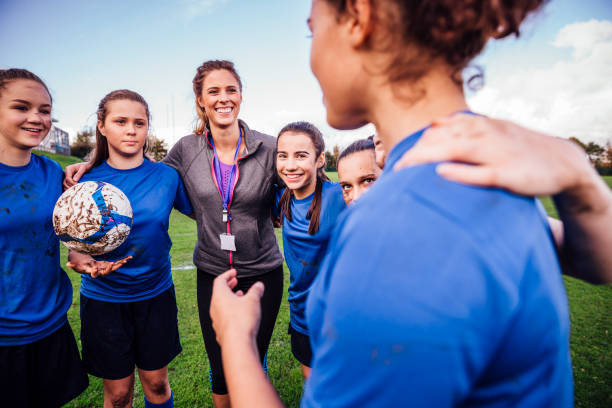 equipo pep talk - soccer teenager sport adolescence fotografías e imágenes de stock