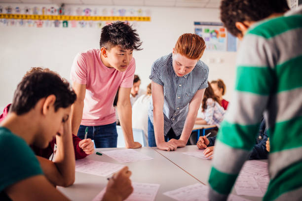 ragazzi che studiano insieme - side by side teamwork community togetherness foto e immagini stock