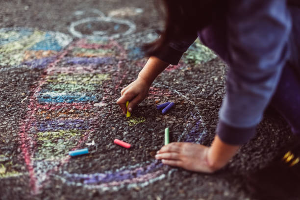 kid painting on the ground - child chalking imagens e fotografias de stock