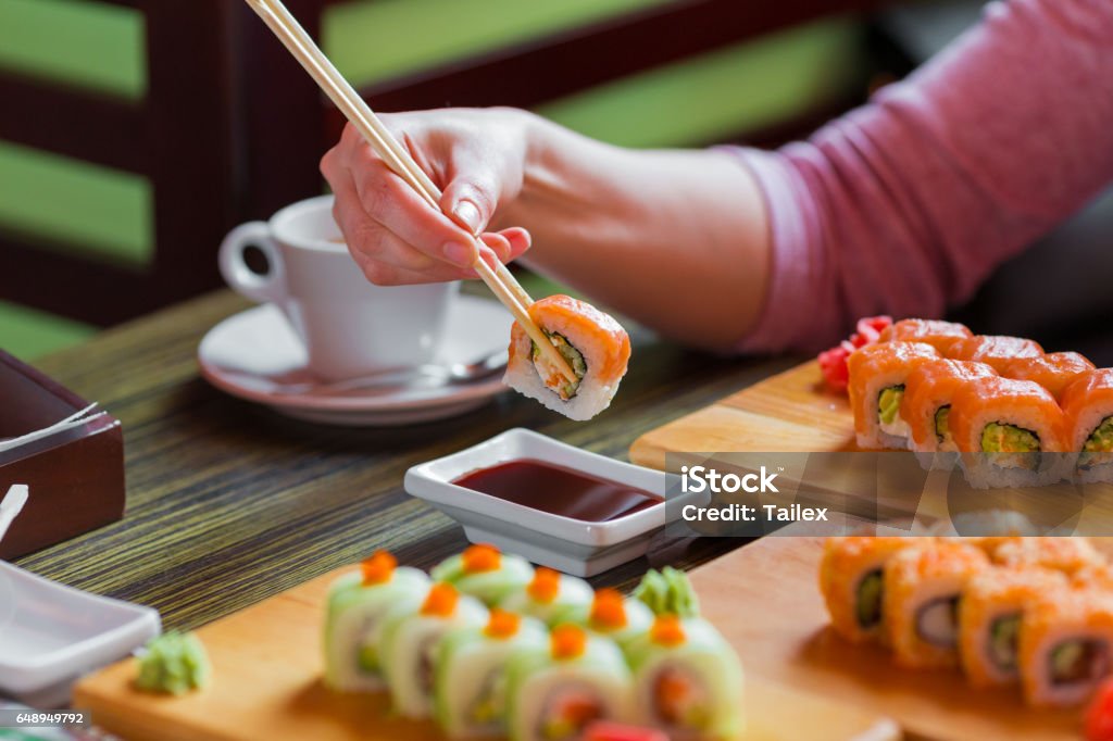 Rollos de sushi en la mesa - Foto de stock de Aguacate libre de derechos