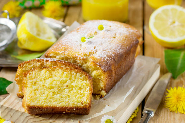 сладкий лимонный торт с сахарной пудрой - бисквитный торт стоковые фото и изображения