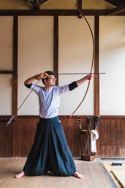 伝統的な日本のアーチャー狙い - 弓術 ストックフォトと画像
