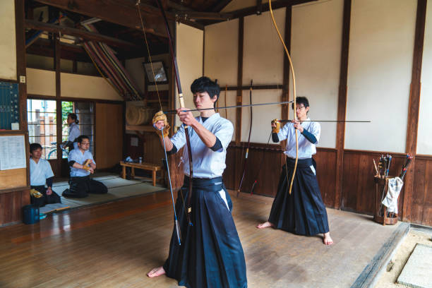 伝統的な日本の射手は彼らの弓を準備します。 - 弓道 ストックフォトと画像