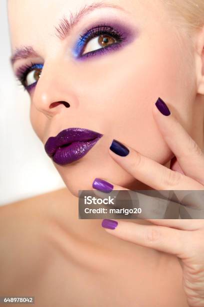 Azul Púrpura De Moda Maquillaje Y Manicura Multicolor Foto de stock y más banco de imágenes de Achiote