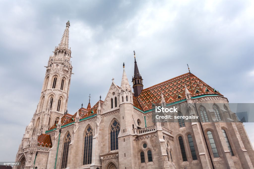 Iglesia De St Matthias En Bastión De Los Pescadores En Budapest Hungría Foto de stock y más banco de imágenes de Arte y artesanía - iStock Iglesia De St Matthias En Bastión De Los Pescadores En Budapest Hungría Foto de stock y más banco de imágenes de Arte y artesanía - iStock