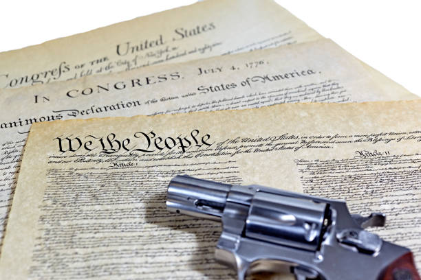 documentos históricos de constitución de los estados unidos con pistola - us constitution politics declaration of independence law fotografías e imágenes de stock