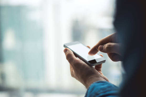 navegar por la red  - marcar usar el teléfono fotografías e imágenes de stock