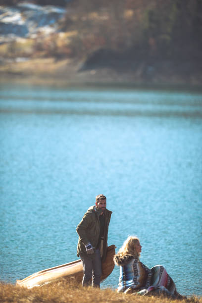 godersi le vacanze insieme - canoeing people traveling camping couple foto e immagini stock