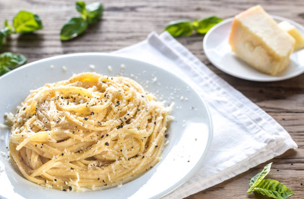 cacio e ペペ - チーズと唐辛子のスパゲッティ - basil plank food freshness ストックフォトと画像