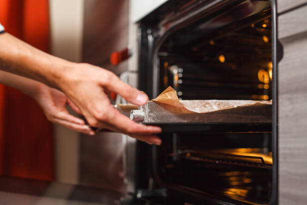 istock Download the cake in the oven 649008912