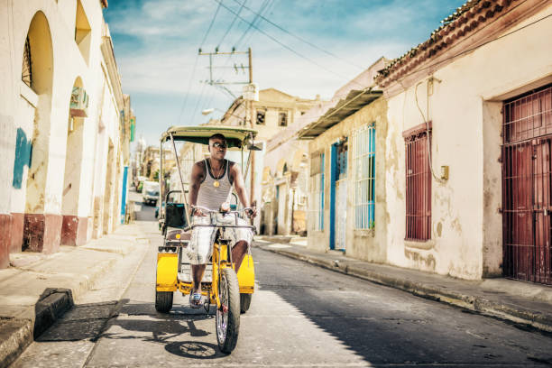 pilote de vélo-taxi cubain en vieux santiago de cuba - santiago de cuba photos et images de collection