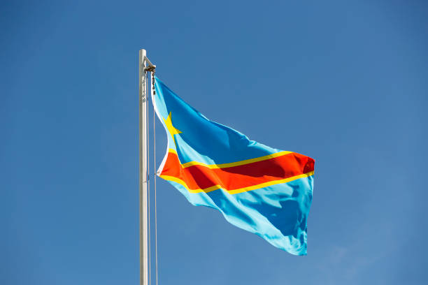 bandiera nazionale del congo su un'asta di bandiera - congolese flag foto e immagini stock