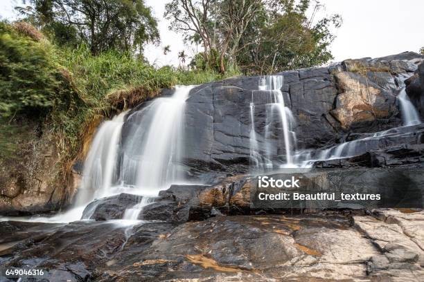 Photo libre de droit de Tombe Sur La Façon De Monter Ella Rock Sri Lanka banque d'images et plus d'images libres de droit de Asie - Asie, Bleu, Caillou