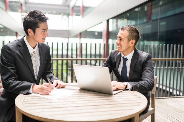 istock colleagues working together at the desk 649057834