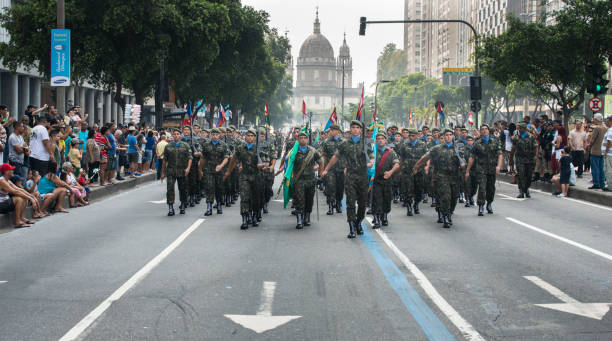 grupo de soldados del ejército marchando durante el desfile - battalion fotografías e imágenes de stock