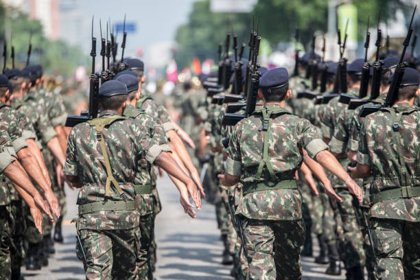 tropas del ejército que marchaba y desfilando - battalion fotografías e imágenes de stock