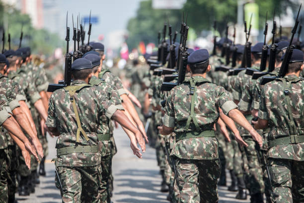 truppe dell'esercito che marciano e sfilano - army parade weapon military foto e immagini stock