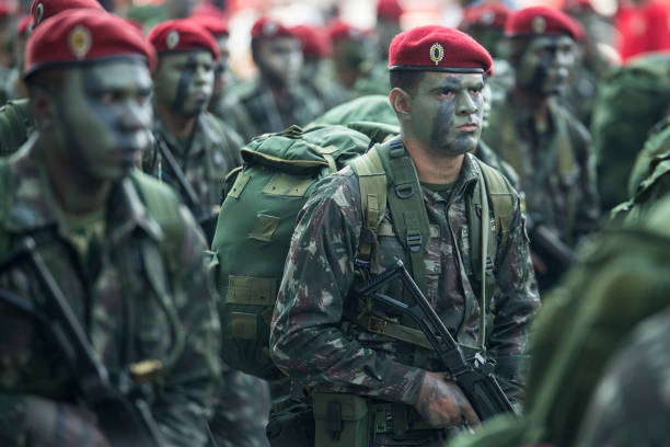 soldado del ejército brasileño en camuflaje - battalion fotografías e imágenes de stock