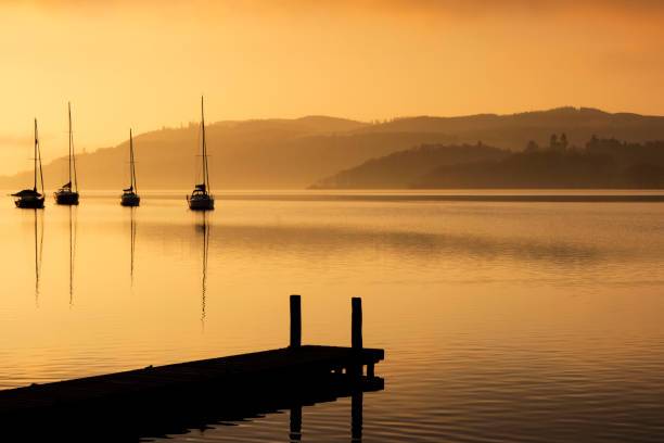 ウィンダミア湖の寒い朝 - silhouette sunrise non urban scene england ストックフォトと画像