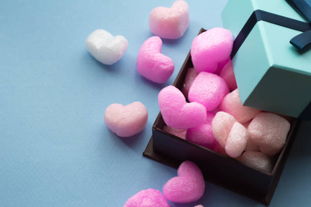 Love Gift Image It is an image of a present that conveys the love of pink kawaii heart and blue box. It is an image of a present that conveys the love of pink kawaii heart and blue box. リボン stock pictures, royalty-free photos & images