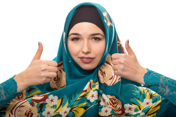 kobieta noszenie hidżab z kciukami w górę - endorsement appreciate validate thumbs up zdjęcia i obrazy z banku zdjęć