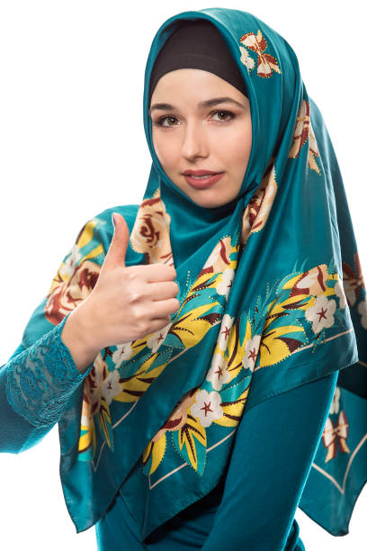 femme portant le hijab avec les pouces vers le haut - endorsement appreciate validate thumbs up photos et images de collection