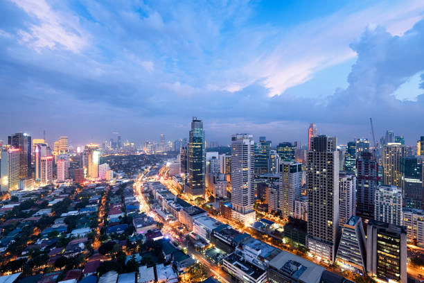 skyline de manila, filipinas. - manila philippines makati city - fotografias e filmes do acervo