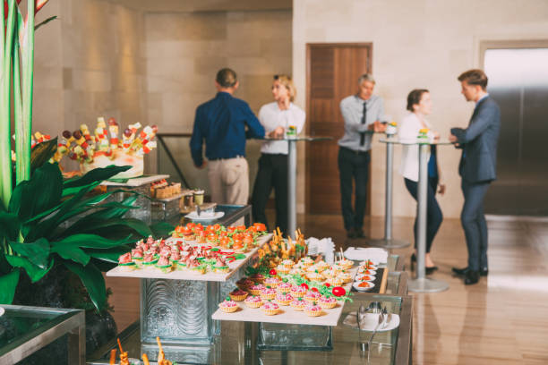 vista de canapés e tortinhas na mesa do buffet - buffet breakfast food table - fotografias e filmes do acervo