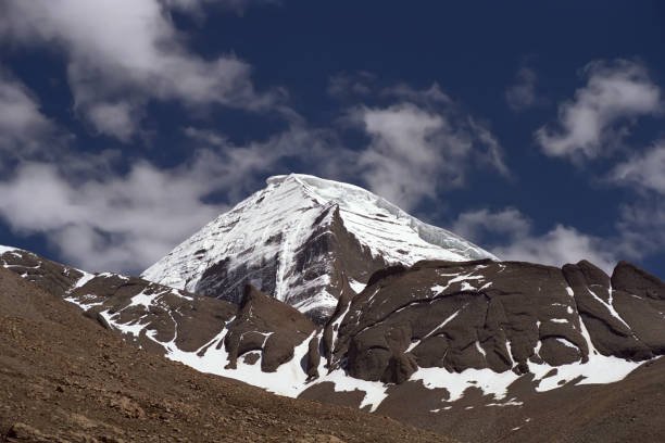 la costilla noroeste del sagrado monte kailash. - tibet tibetan buddhism buddhism color image fotografías e imágenes de stock