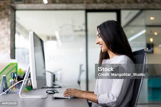 Lächelnde Junge Geschäftsfrau Die Eingabe Auf Computer Stockfoto und mehr Bilder von Indischer Abstammung