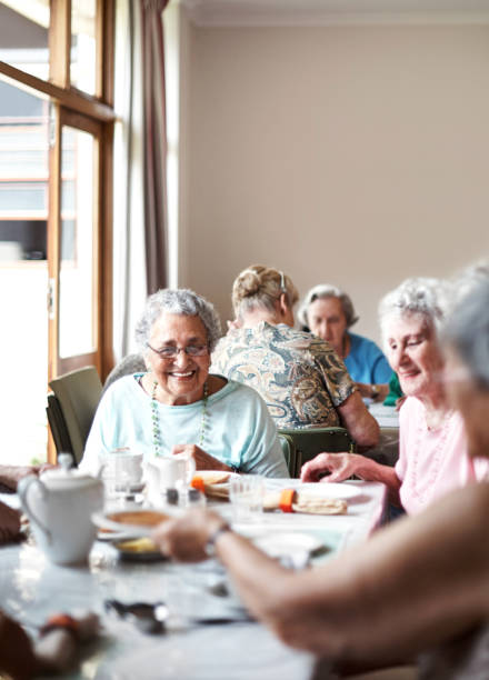 they'll be friends till the end - senior adult nursing home eating home interior imagens e fotografias de stock