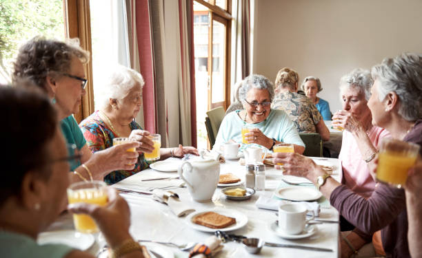 starting their day the cheerful way - senior adult nursing home eating home interior imagens e fotografias de stock