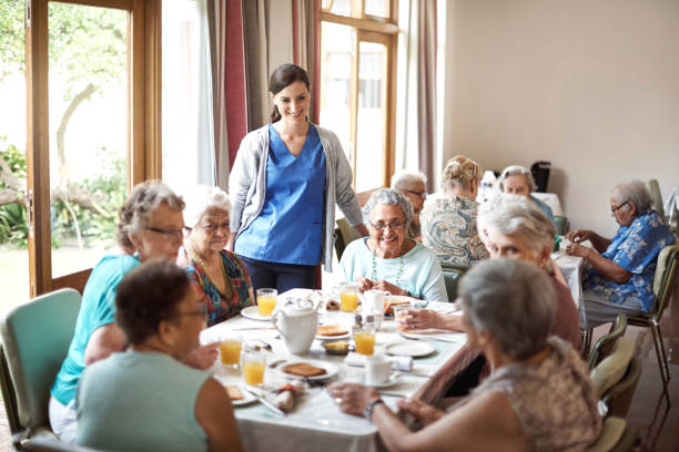 to wesoła grupa seniorów - retirement senior adult breakfast active seniors zdjęcia i obrazy z banku zdjęć