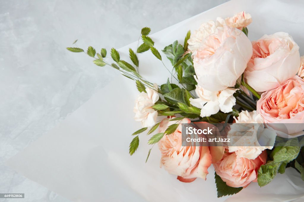 Roses sur fond blanc - Photo de Bouquet formel libre de droits
