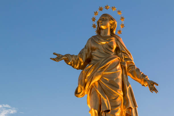 madonna golden statue perfect bronze replica em milão, itália - gloria maria - fotografias e filmes do acervo