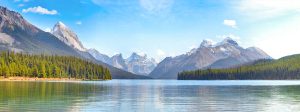 vista panoramica del lago maligno - lago maligne foto e immagini stock