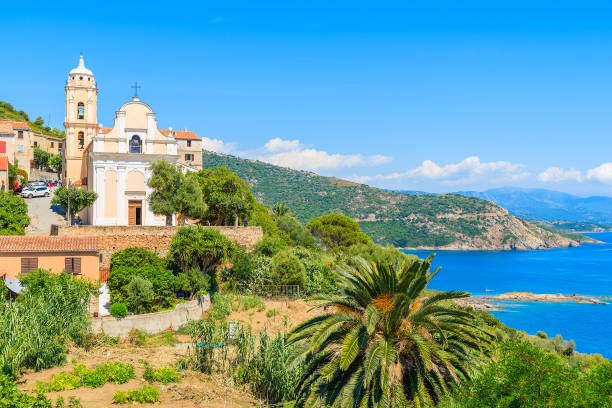 église typique sur l’île de la côte de la corse dans le village de cargese, france - balagne photos et images de collection