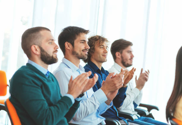 groep van deelnemers aan de vergadering stemmen, te applaudisseren en te beslissen over de plenaire zitting - plenaire vergadering fotos stockfoto's en -beelden