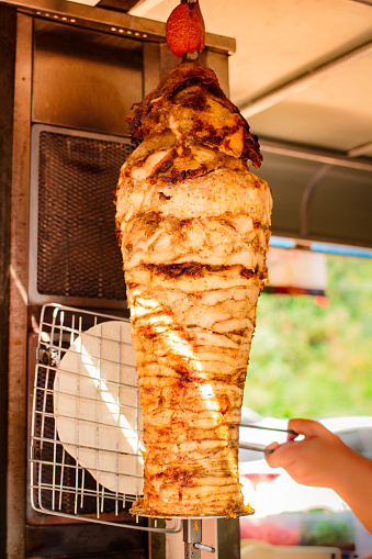 Doner kebab de pollo, comida de la calle del turco. photo