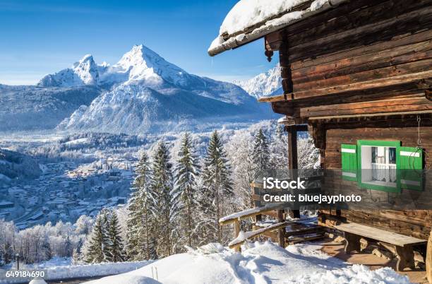 Winter Wunderland Landschaft In Den Alpen Mit Traditionellen Berghütte Stockfoto und mehr Bilder von Bayerischer Wald