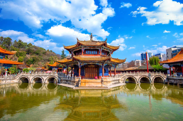 templo de yuantong kunming de yunnan. - architecture asia blue buddhism fotografías e imágenes de stock