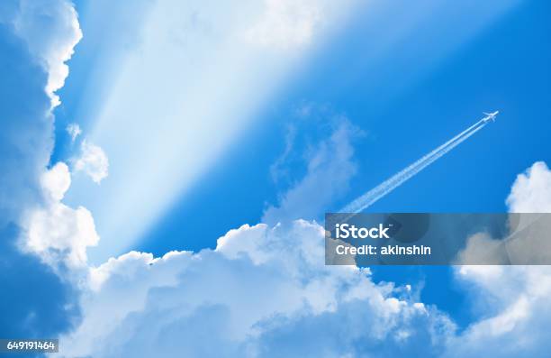 Avión Que Volaba En El Cielo Azul Entre Las Nubes Y La Luz Del Sol Foto de stock y más banco de imágenes de Avión